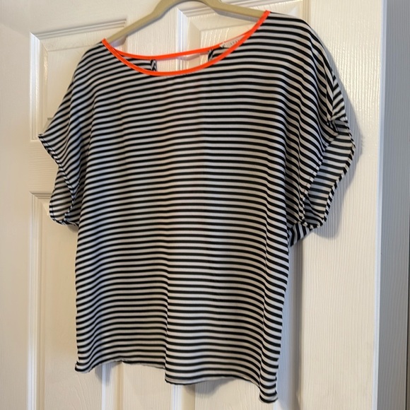 Lush | M - Picture 1 of 2